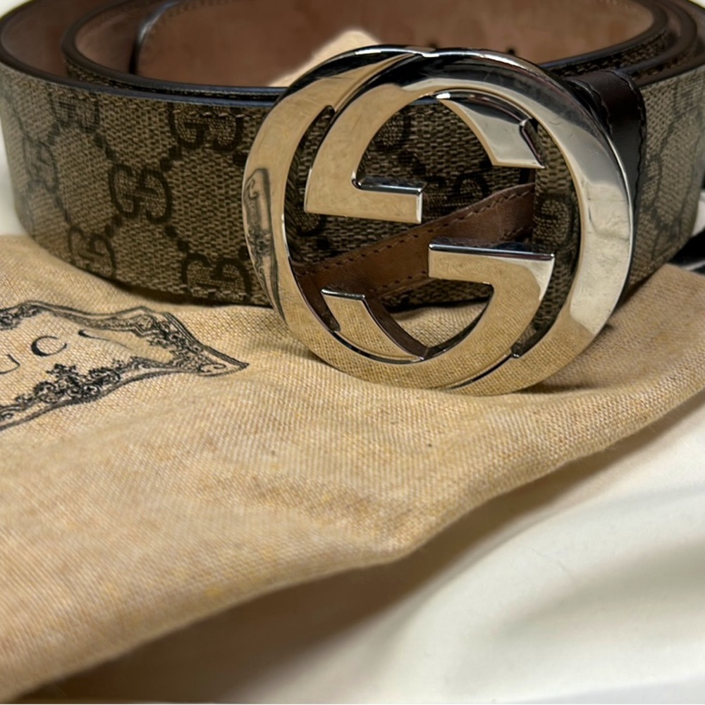 Gucci belt. Worn twice. Excellent condition. Dust bag included.